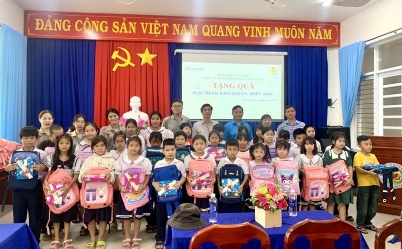 The grassroots union presents gifts to primary school students in difficult circumstances. Photo: Phuong Hanh
