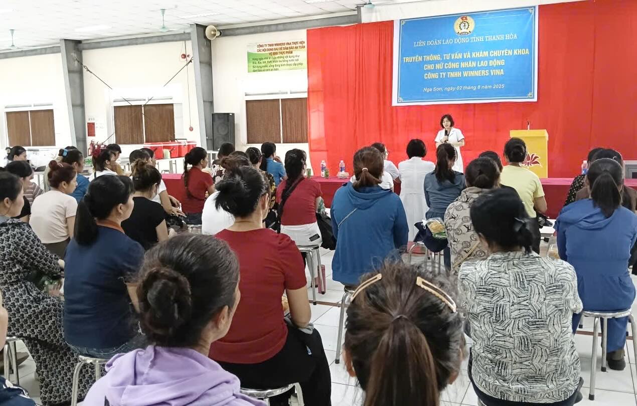 수백 명의 노동자들이 건강 검진 상담을 받았습니다. 사진: 탄호아 노동조합