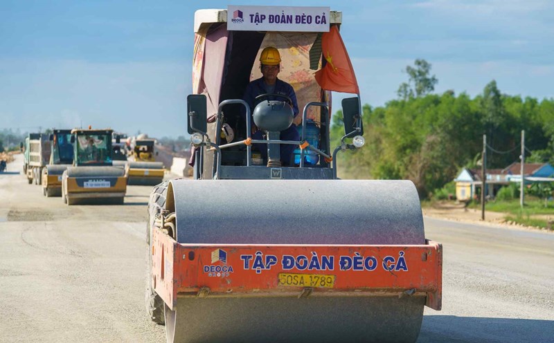 Workers constructing the Quang Ngai - Hoai Nhon expressway under the hot sun of 40 degrees Celsius are determined to speed up the project's progress. Photo: Vien Nguyen