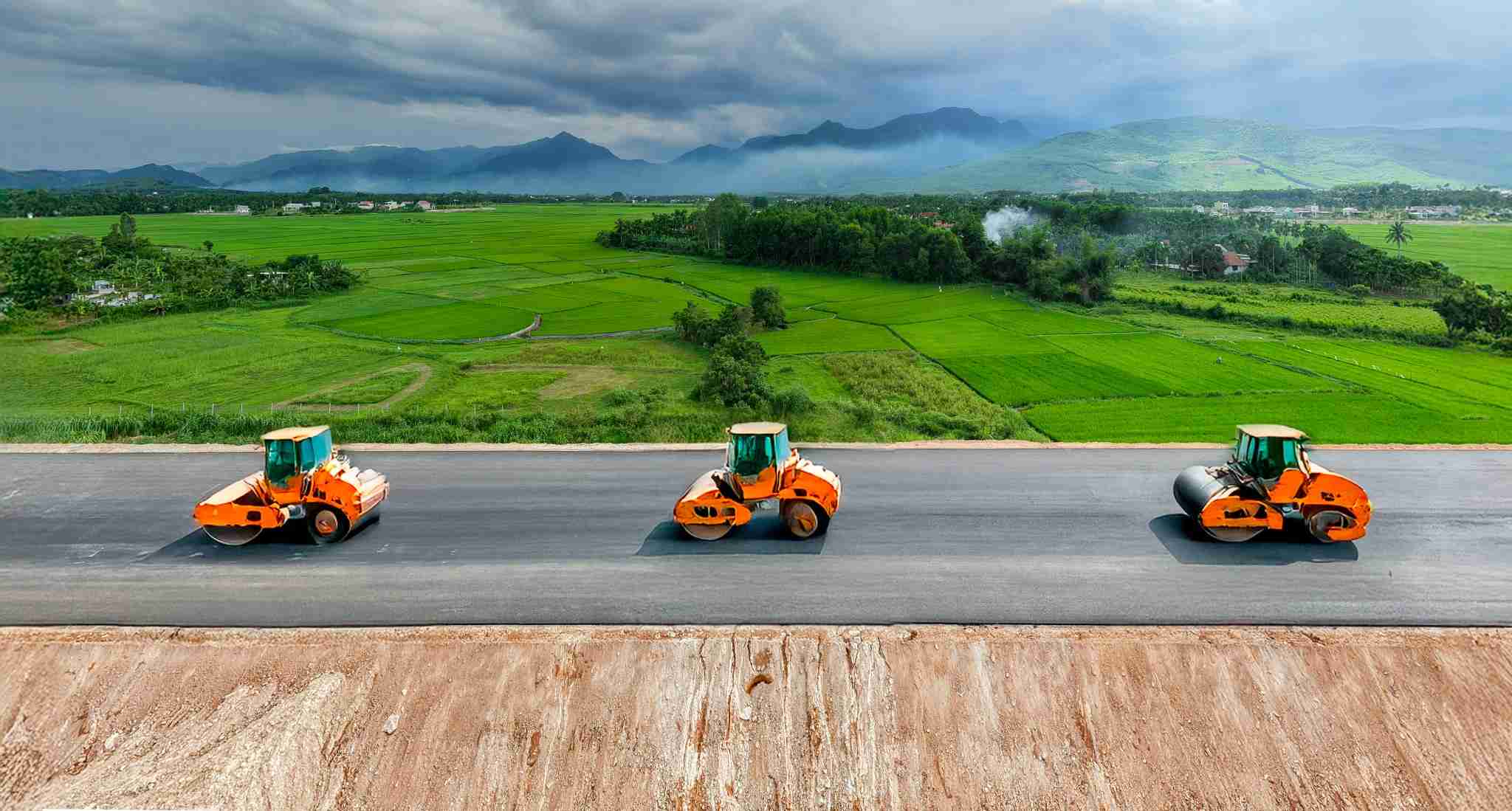Nha thau huy dong tong luc cac nhan luc, may moc de tang toc thi cong du an. Anh: Vien Nguyen