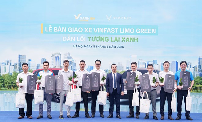 VinFast bàn giao lô xe Limo Green đầu tiên cho khách hàng
