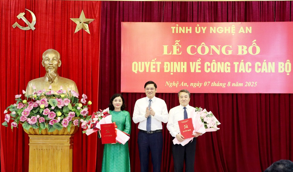 Standing Deputy Secretary of Nghe An Provincial Party Committee Hoang Nghia Hieu presented the decision to transfer, assign, and appoint Mr. Le Van Giap and the decision of the Secretariat to Ms. Nguyen Thi Hong Hoa. Photo: nghean.gov.vn