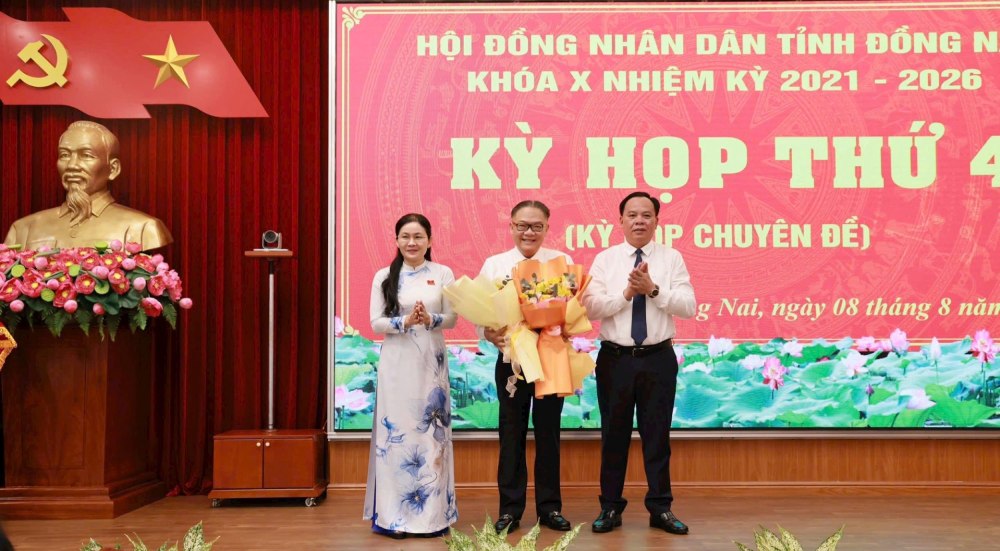 Ky hop thu 4 HDND tinh Dong Nai bau Chanh Van phong UBND tinh Nguyen Kim Long giu chuc Pho Chu tich UBND tinh. Anh: Van Dung