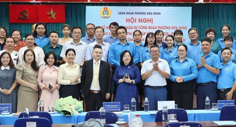 호치민시 노동총연맹 제1지역 관리 작업반 대표 호아흥 동 노동조합 및 동 지역의 기초 노동조합이 출범식에서 기념 사진을 촬영하고 있습니다. 사진: Duc Long