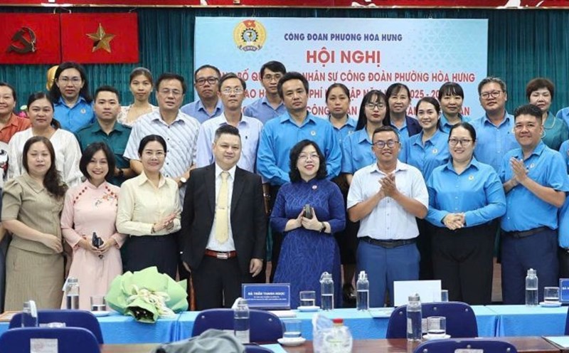 Representatives of Area Management Working Group No. 1 of the Ho Chi Minh City Labor Federation, Hoa Hung Ward Labor Union and grassroots unions in the ward took a souvenir photo at the launching ceremony. Photo: Duc Long