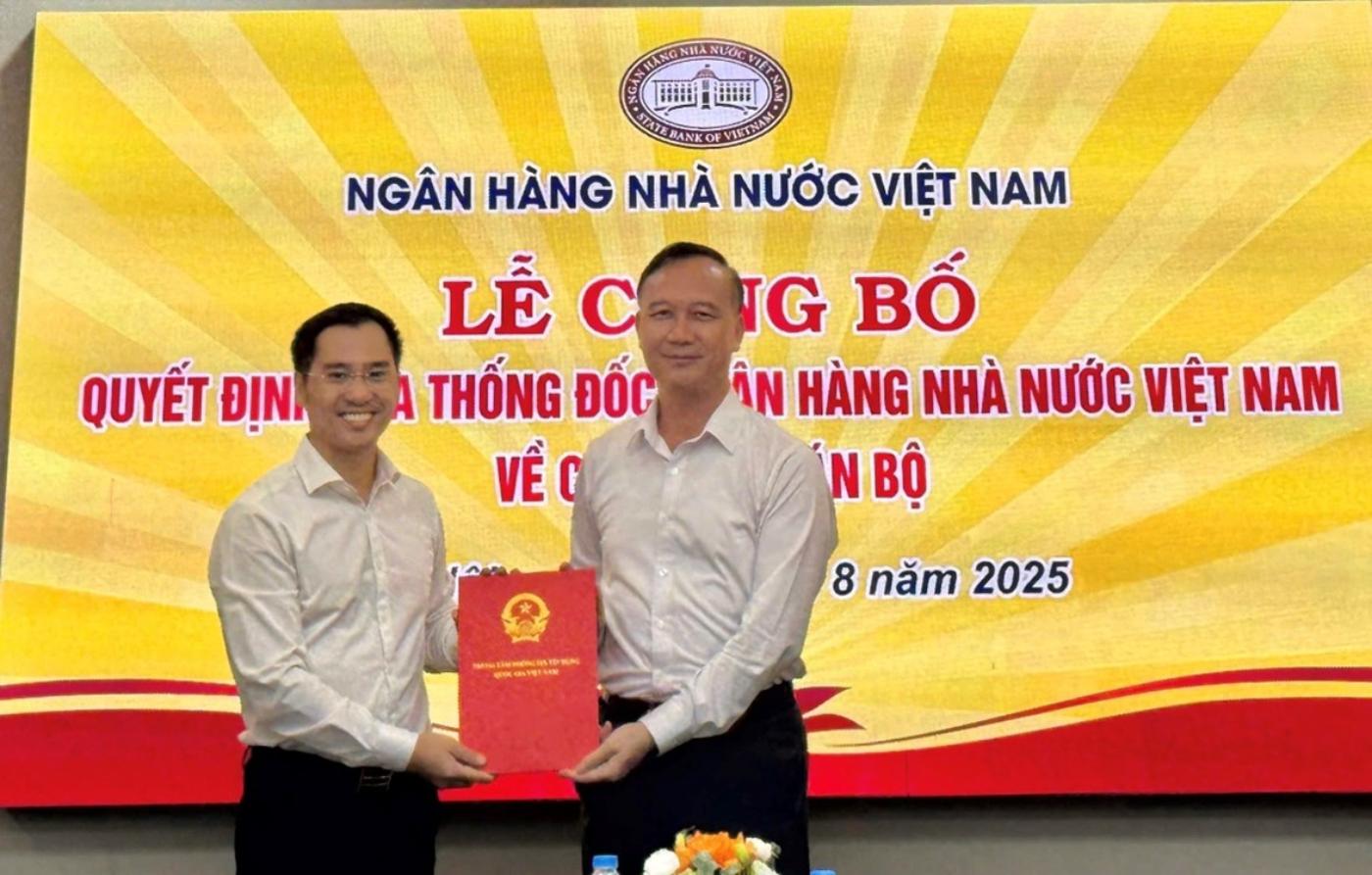 Ong Cao Van Binh, Chu tich Hoi dong quan ly CIC trao Quyet dinh cho ong Tran Trung Dung, Quyen Tong Giam doc CIC.