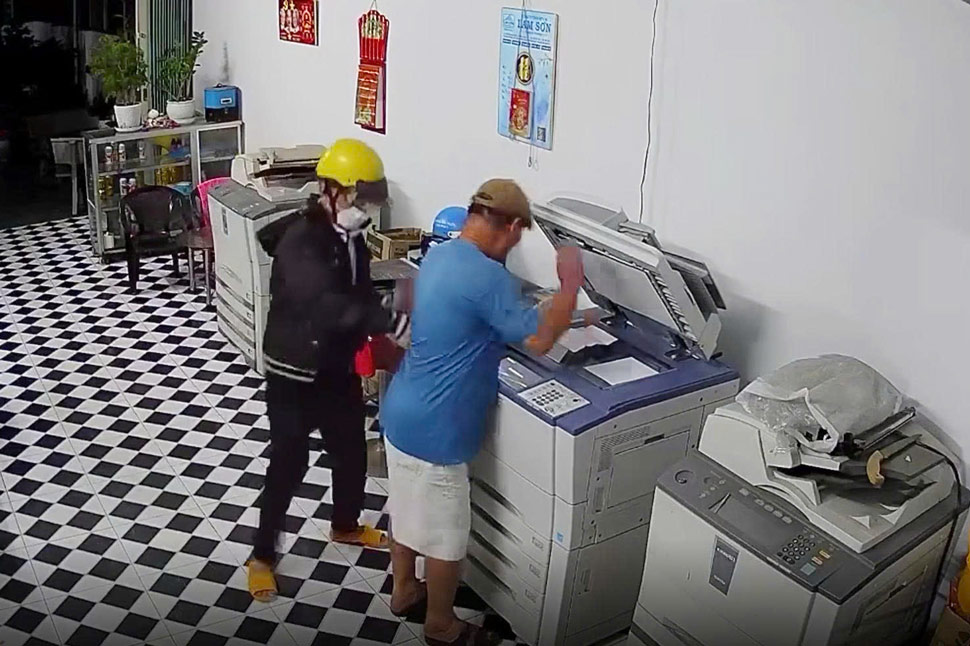 Tạ Công T rút dao đâm chủ tiệm photocopy ở xã Vĩnh Quang (Gia Lai). Ảnh: Tuệ Lâm