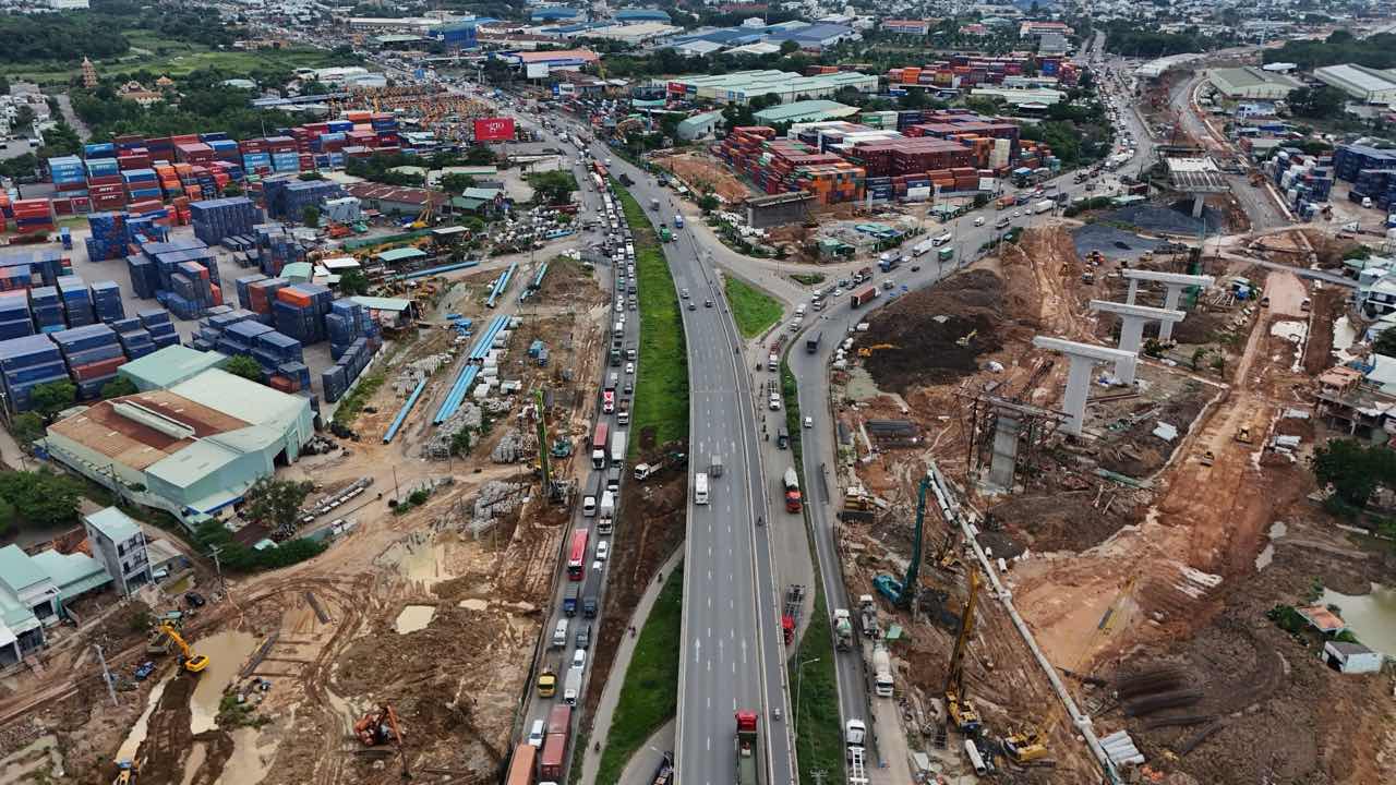 Nut giao Tan Van co tac dong lon den khu vuc kinh te TP.HCM mo rong va tinh Dong Nai, gop phan hoan thien ha tang giao thong lien vung, tao tien de thuan loi cho thu hut dau tu va thuc day phat trien kinh te – xa hoi ben vung.