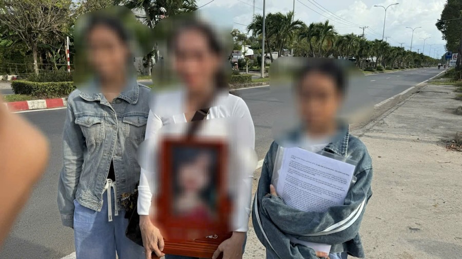 Gia đình nữ sinh tử vong đến Cơ quan Cảnh sát điều tra làm việc về các nội dung liên quan vụ tai nạn. Ảnh: Hoàng Lộc