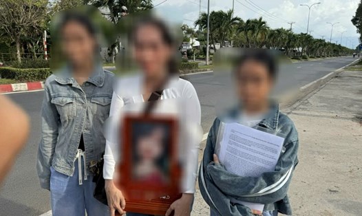 Gia đình nữ sinh tử vong đến Cơ quan Cảnh sát điều tra làm việc về các nội dung liên quan vụ tai nạn. Ảnh: Hoàng Lộc