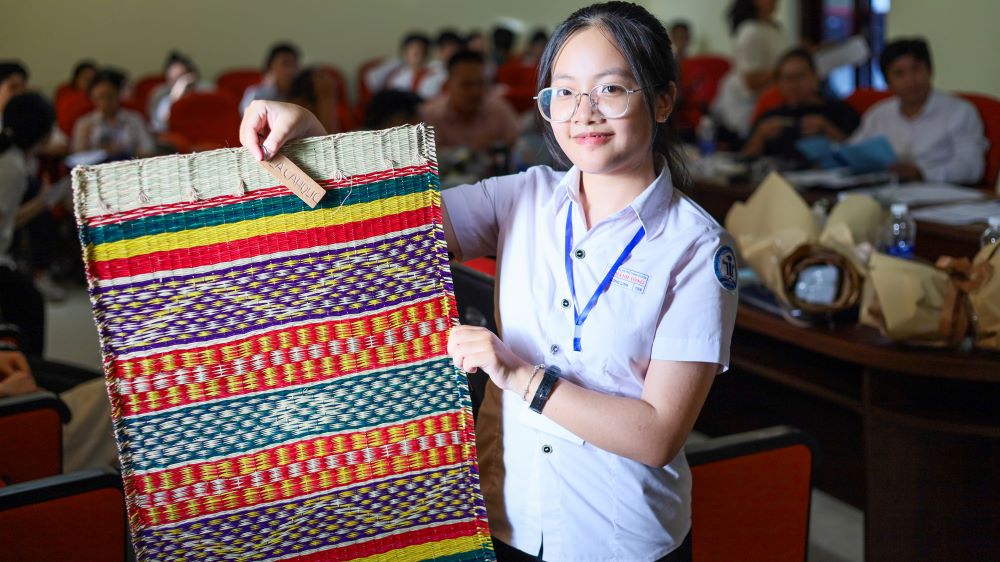 Nhom Kim Bong Du Ca mang chieu coi Kim Bong de gia tang tinh thuyet phuc cua phan thuyet trinh. Anh: Hoi An