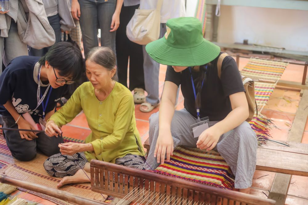 Local students in Kim Bong Moc Village (Cam Kim Commune, Hoi An City, old Quang Nam Province). Photo: Hoi An