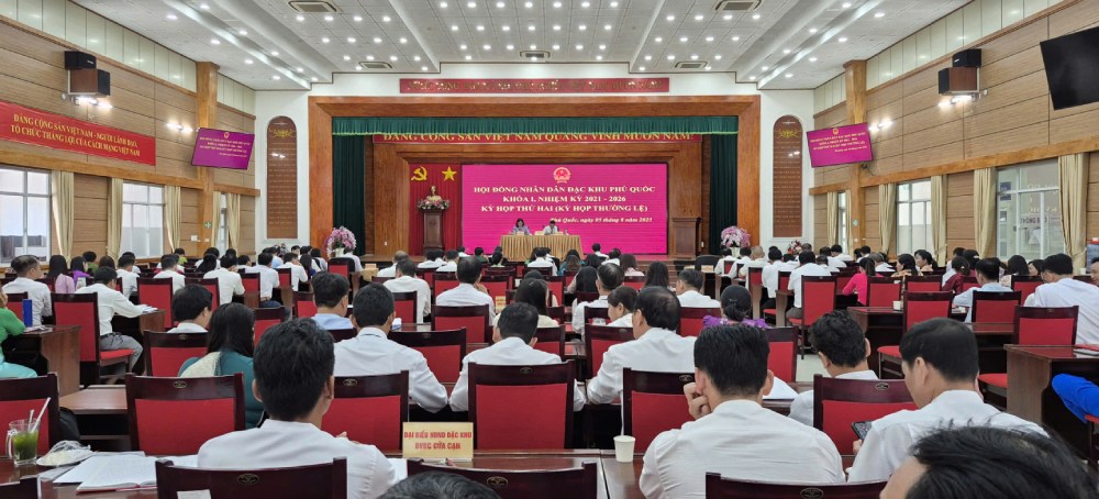 푸 특별 구역 인민의회 회의에 참석한 대표. 사진: Khanh Van