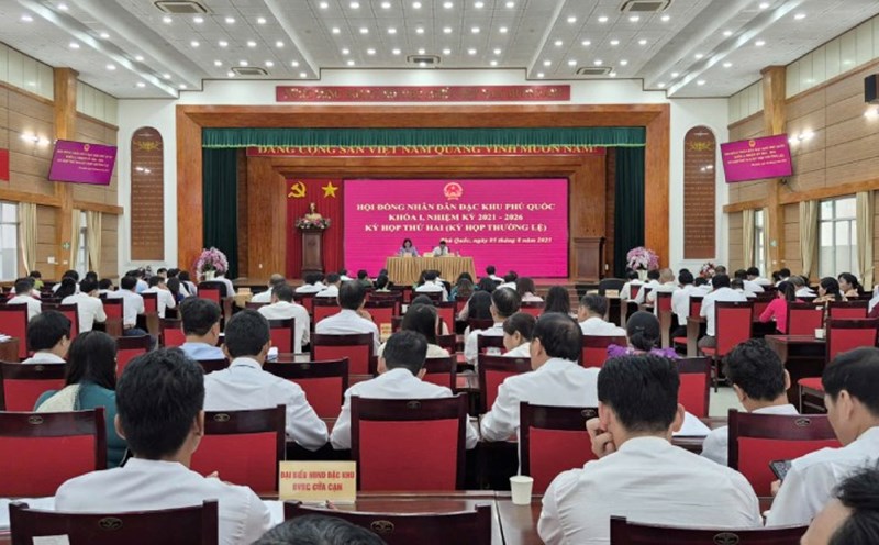 Delegates attending the meeting of the People's Council of Phu Quoc special zone. Photo: Khanh Van