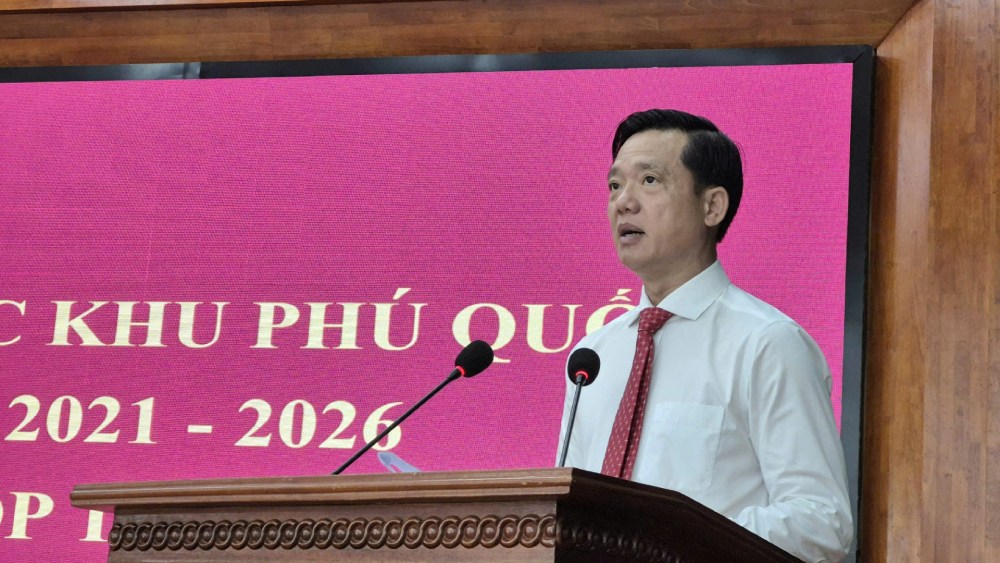 Ong Tran Minh Khoa, Chu tich UBND dac khu Phu Quoc phat bieu tai ky hop. Anh: Khanh Van