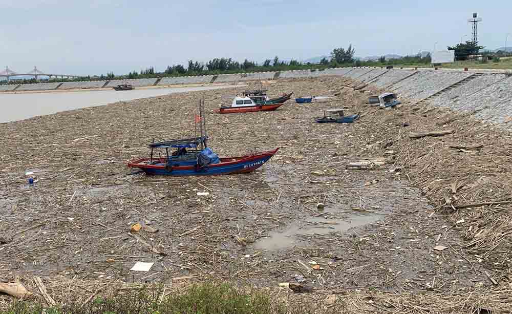 Khu neo dau tranh tru bao tau ca Cua Hoi - Xuan Pho cung day rac. Anh: Tran Tuan.