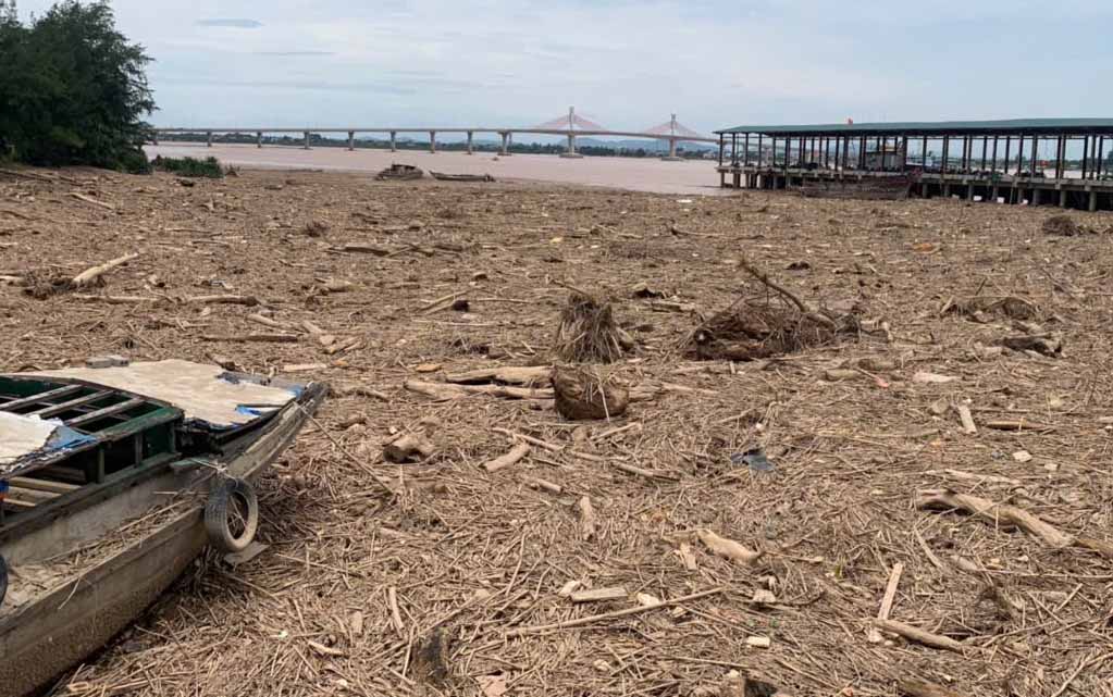 Hundreds of tons of garbage drifted into Xuan Hoi fishing port, making collection difficult. Photo: Tran Tuan.