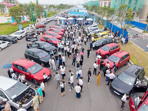 La ceremonia de entrega de los coches electricos atrajo la atencion de un gran numero de compañias de taxis y ciudadanos. Foto: Hong Minh