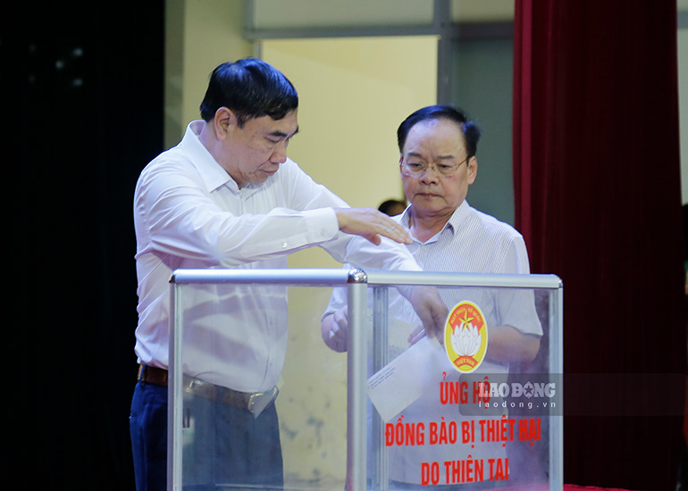 Tran Quoc Cuong氏 - ディエンビエン州党委員会（左）の秘書は、自然災害の寄付と支援に参加しました。写真：Quang Dat