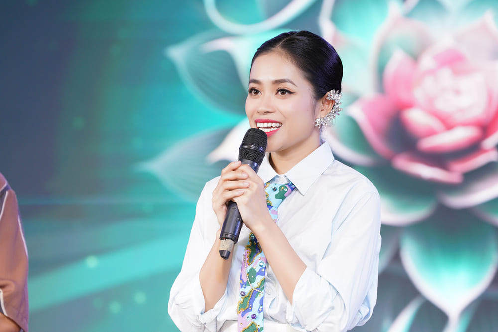 Singer Hoang Hong Ngoc will hold a live show "Bong Hoa Trang Thanh" on August 8. Photo: Character provided