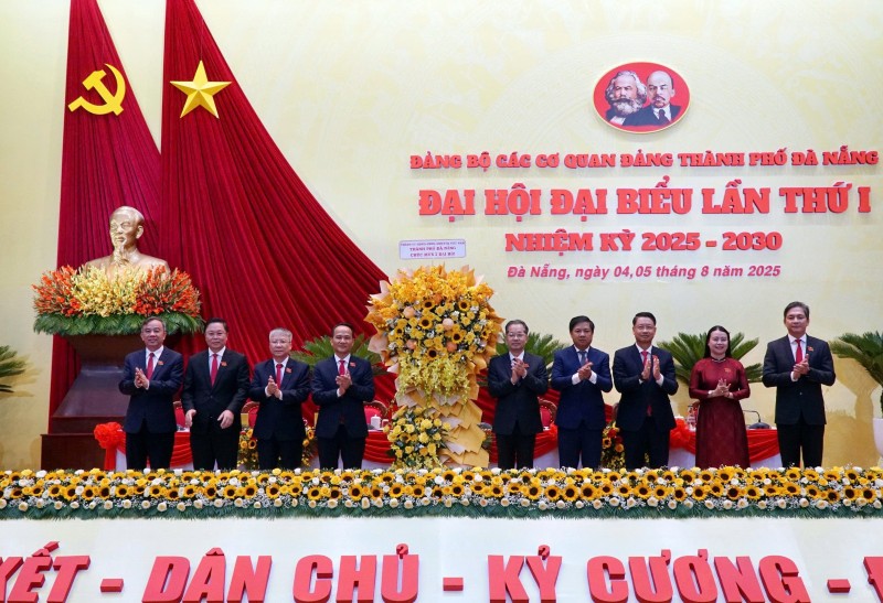Thuong truc Thanh uy Da Nang tang hoa chuc mung dai hoi. Anh: Truong An