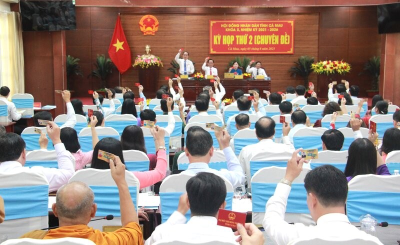 At the second session, the People's Council of Ca Mau province passed many important Resolutions. Photo: Nhat Ho