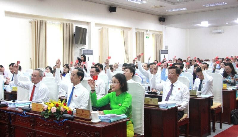 Cac dai bieu HDND tinh Ca Mau bieu quyet thong qua cac Nghi quyet. Anh: Nhat Ho