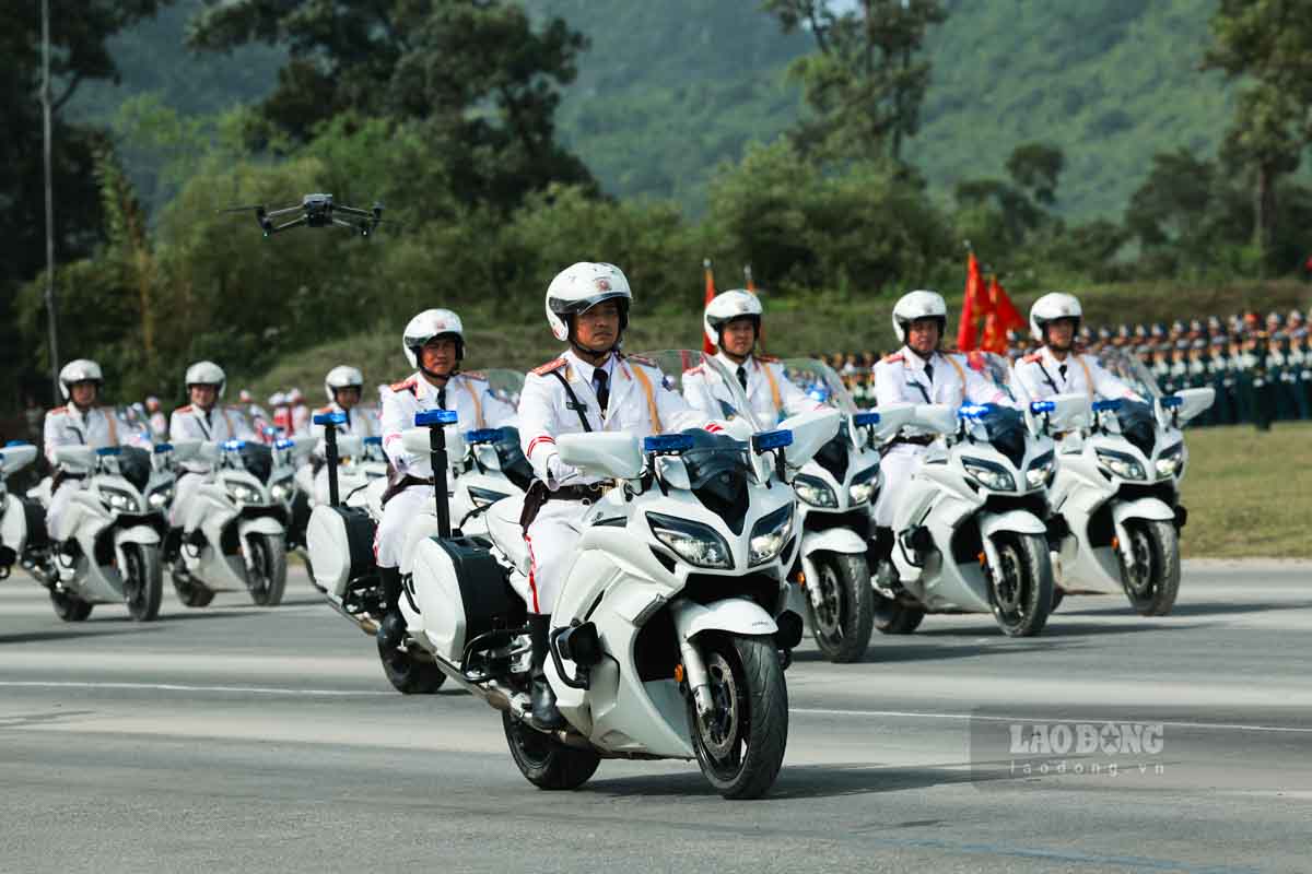 Dan xe dan doan cua canh sat giao thong. Anh: Hai Nguyen