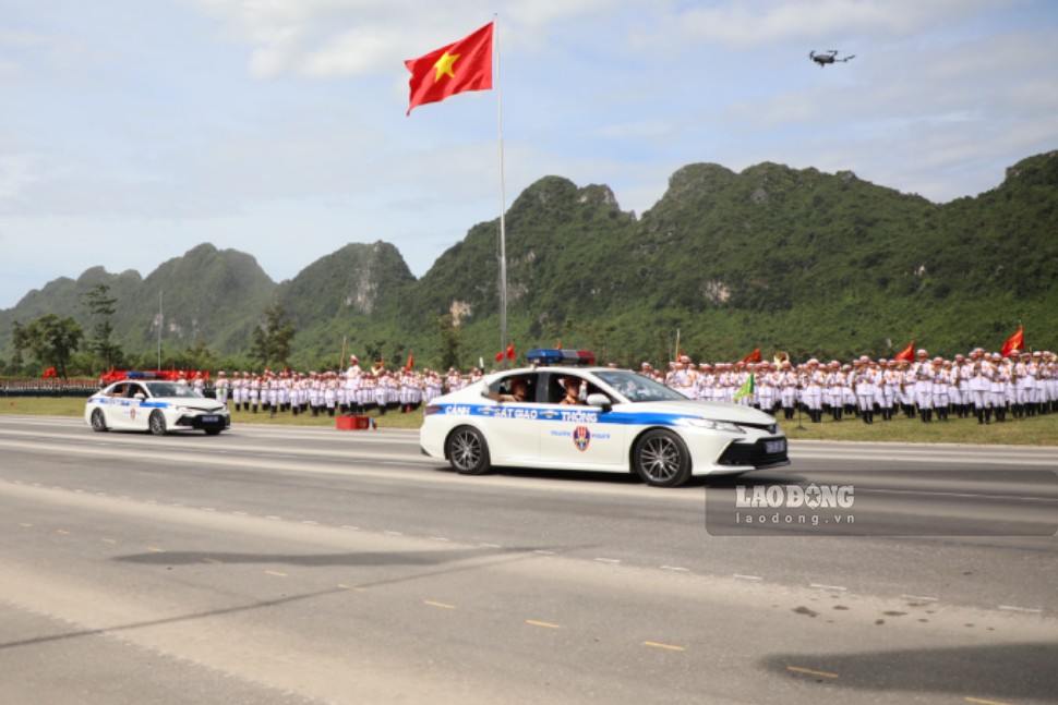 Xe chi huy giao thong dan doan. Anh: Tran Vuong