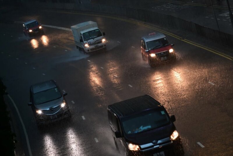 8월 5일 홍콩 천문대(중국)가 홍수 경보 신호를 보내면서 빗속에서 이동하는 자동차 사진: 신화통신