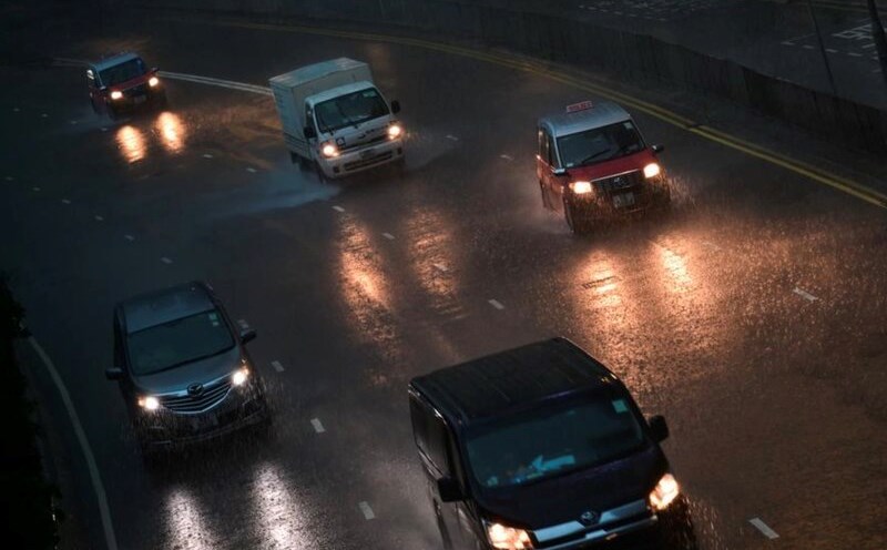 Cars move in the rain as the Hong Kong Observatory (China) issued a flood warning signal on August 5. Photo: Xinhua