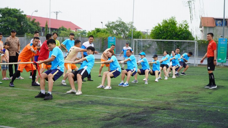 선수들이 2025년 타이빈 2 화력 발전소 지역 페트로베트남 소속 부대 체육 대회에서 경쟁하고 있습니다. 사진: 당훙