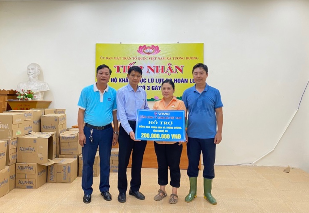 Pham Van Hai 베트남 해운 총공사 노동조합 부위원장(왼쪽에서 두 번째)이 응에안성 홍수 피해 지역 동포 대표에게 선물을 전달하고 있습니다. 사진: Thanh Dong
