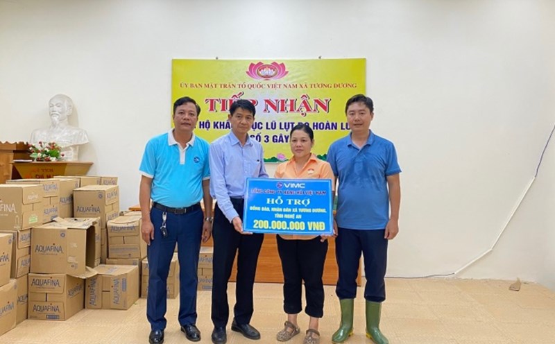 Mr. Pham Van Hai - Vice Chairman in charge of the Trade Union of Vietnam National Shipping Lines (2nd from left) presented gifts to representatives of people in flooded areas in Nghe An province. Photo: Thanh Dong