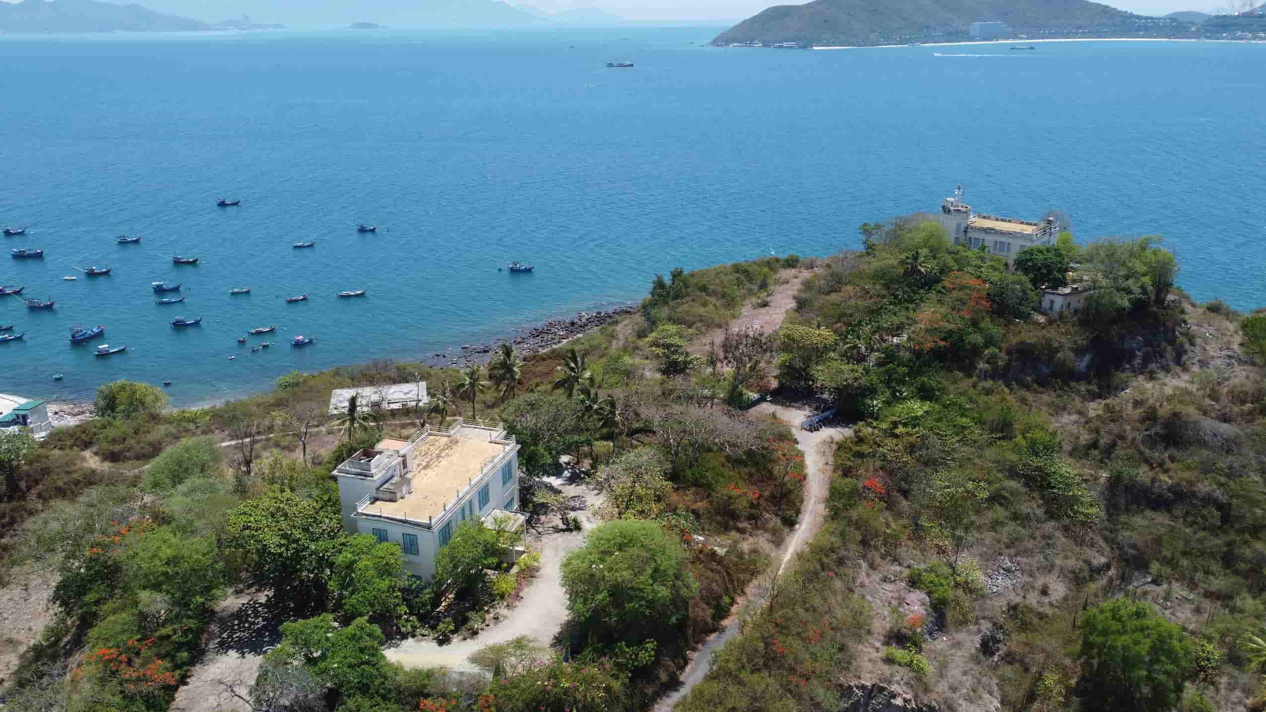 The Cau Da villa complex (also known as Bao Dai Gate) with 5 ancient villas is located close to the Nha Trang coast.