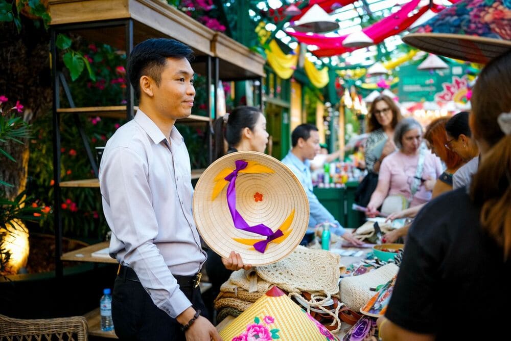 Cac san pham thu cong cua Viet Nam duoc gioi thieu den quan khach tai le hoi. Anh: Ban to chuc