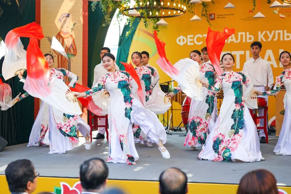 Nhieu hoat dong nghe thuat duoc gioi thieu den du khach Nga tai Le hoi Van hoa Viet Nam 2025. Anh: Ban to chuc