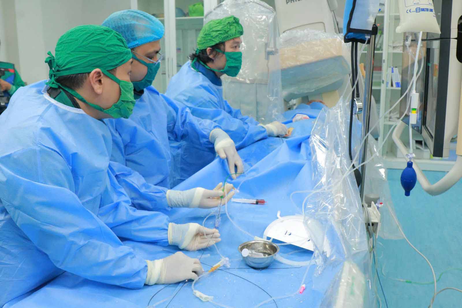 医師たちは、脳卒中、半身麻痺を患う80歳の患者Lの救命に集中しています。写真:Huy Hoang.