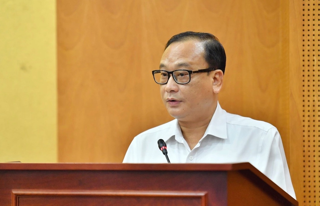 Chief of the Office of the Ministry of Home Affairs Vu Xuan Han informed about the task of reforming salary policies. Photo: Gia Doan