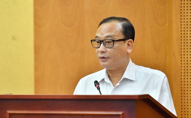 Chief of the Office of the Ministry of Home Affairs Vu Xuan Han informed about the task of reforming salary policies. Photo: Gia Doan