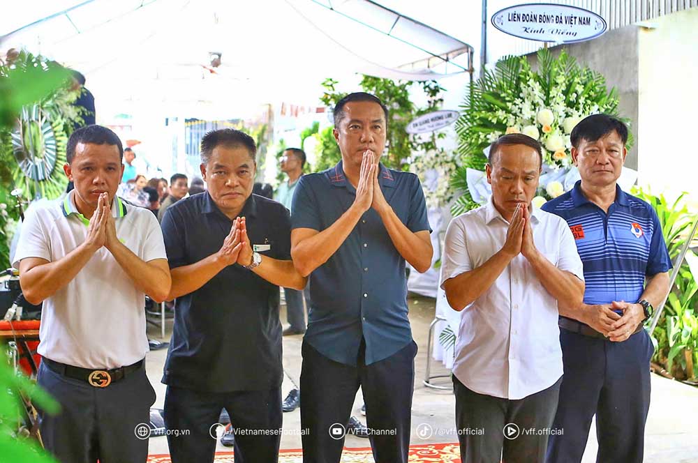 VFF Vice President Nguyen Xuan Vu, VFF General Secretary Nguyen Van Phu, VPF Company Deputy General Director Vo Van Hung and representatives of VFF and VPF Company burned incense to bid farewell to referee Tran Dinh Thinh. Photo: VFF