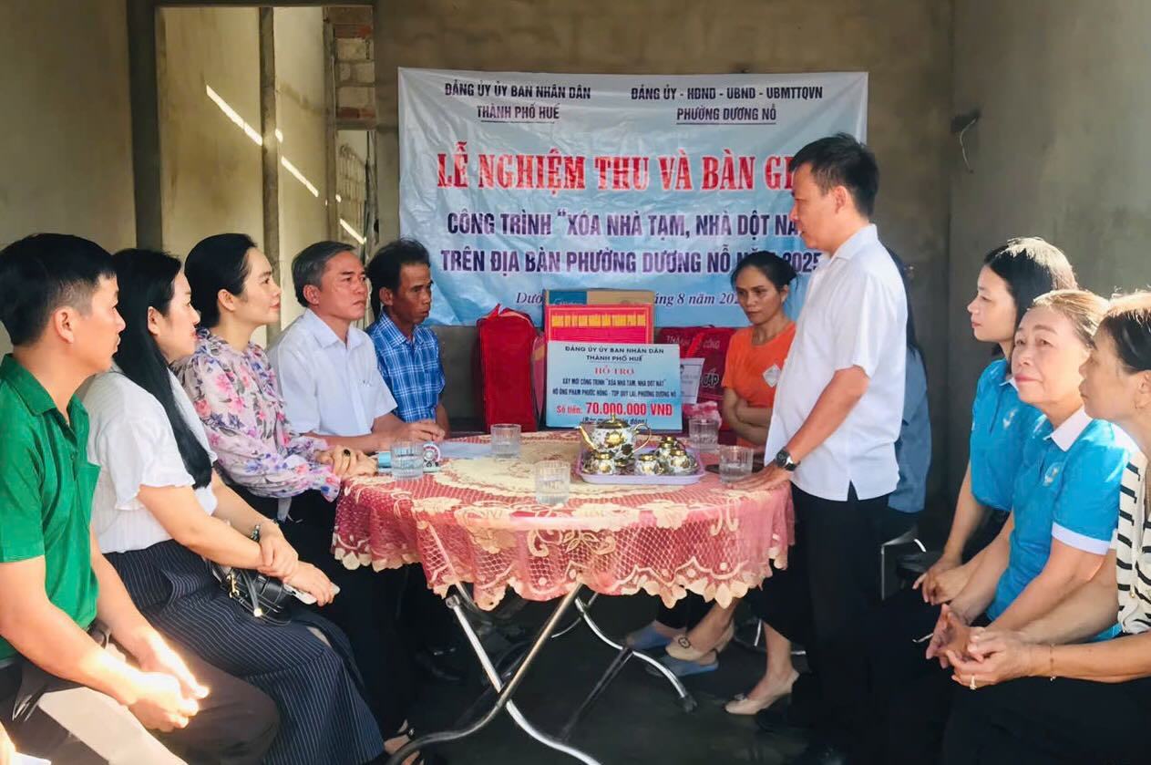 어려운 환경에 처한 사람들을 위한 주택 인도식. 사진: Duc Quang.