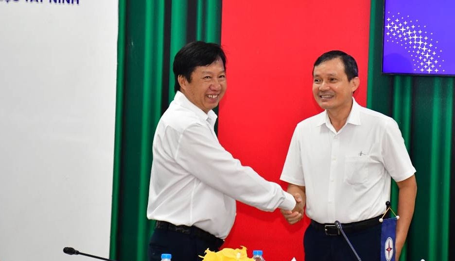 응우옌 떤 흥(Nguyen Tan Hung) 떠이닌(Tay Ninh) 전력 회사 이사(왼쪽)가 레 쑤언 타이(Le Xuan Thai) EVNSPC 노동조합 위원장에게 집을 떠나 일해야 하는 새로운 합병 단계에 있는 노동자들을 방문해 주신 데 대해 감사 인사를 전하고 있습니다. 사진: PCTN