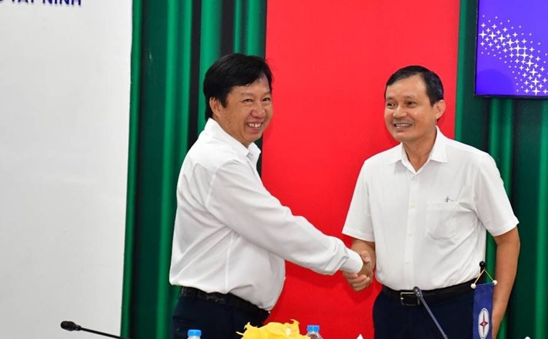 Mr. Nguyen Tan Hung - Director of Tay Ninh Power Company (left) thanked Mr. Le Xuan Thai - Chairman of EVNSPC Trade Union for visiting workers in the newly merged phase who have to work away from home. Photo: PCTN