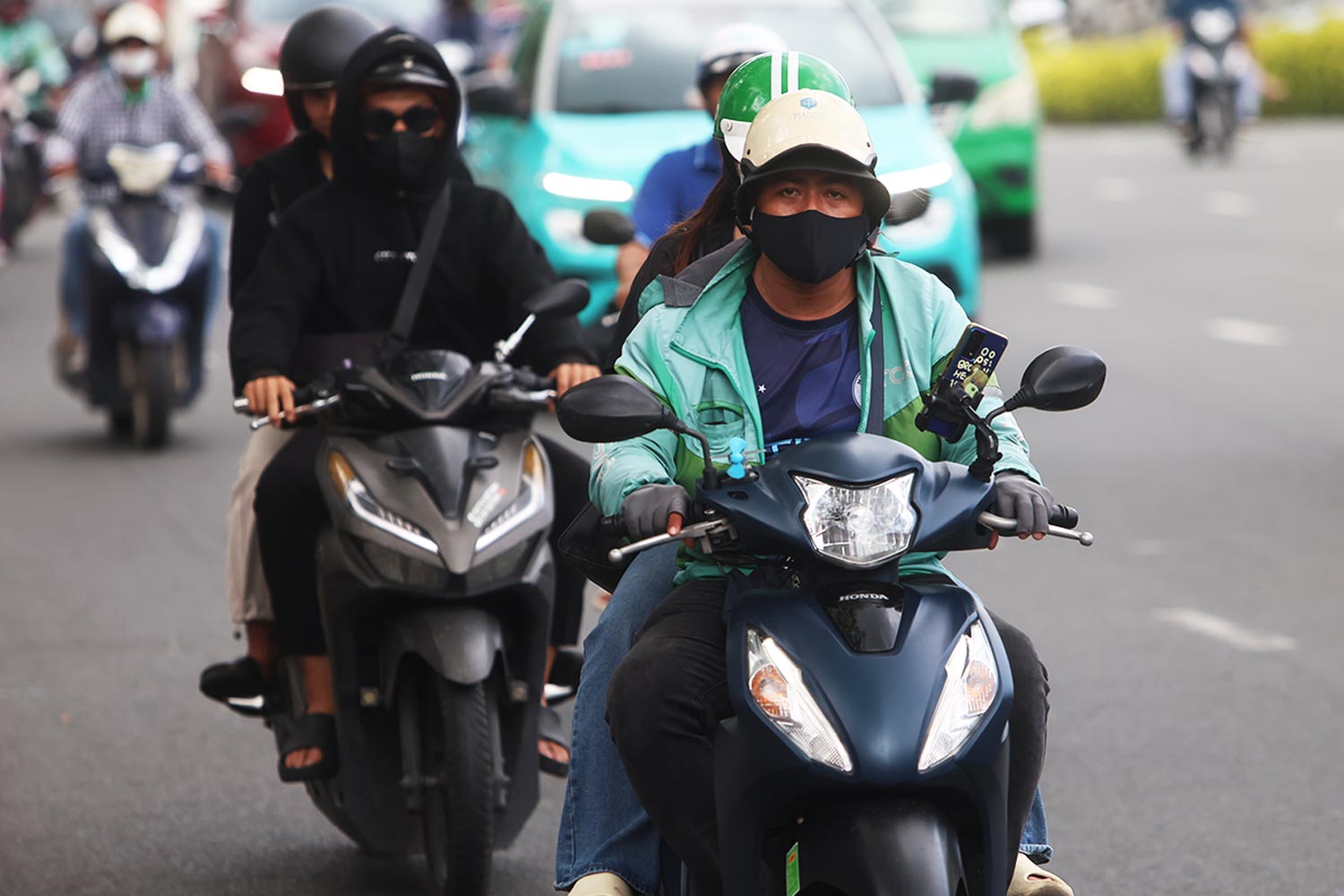 호치민시의 우기 한가운데 찜통더 호치민시 사람들은 더위를 식히기 위해 온갖 방법을 찾습니다