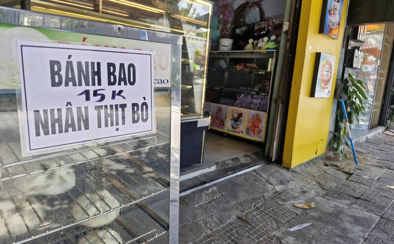 A store on Pham Nhu Xuong Street (Da Nang City) has replaced beef ingredients to retain customers. Photo: Thu Giang