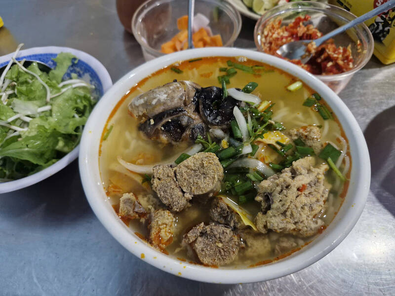 Nhieu nguoi dan ai ngai voi thit lon, chuyen sang dung cac loai thuc pham nhu bun ca, bun ga, vit... Anh: Thu Giang