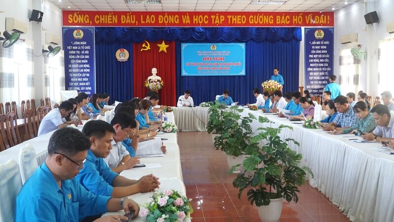 까마우성 노동조합 간부들의 많은 진심 어린 의견이 대회 문서에 기여했습니다. 사진: Nhat Ho