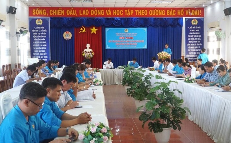 Many enthusiastic opinions of Ca Mau Provincial Trade Union officials contributed to the Congress documents. Photo: Nhat Ho