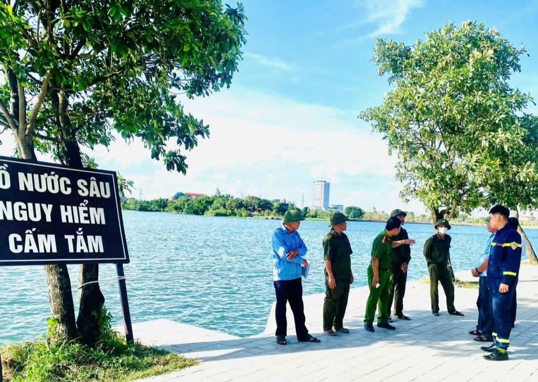 州の公安部門の消防と戦いの警察署は、人々がヌイロ湖に行くことを防止し、防止するための措置を実施しています。写真：Dieu Anh